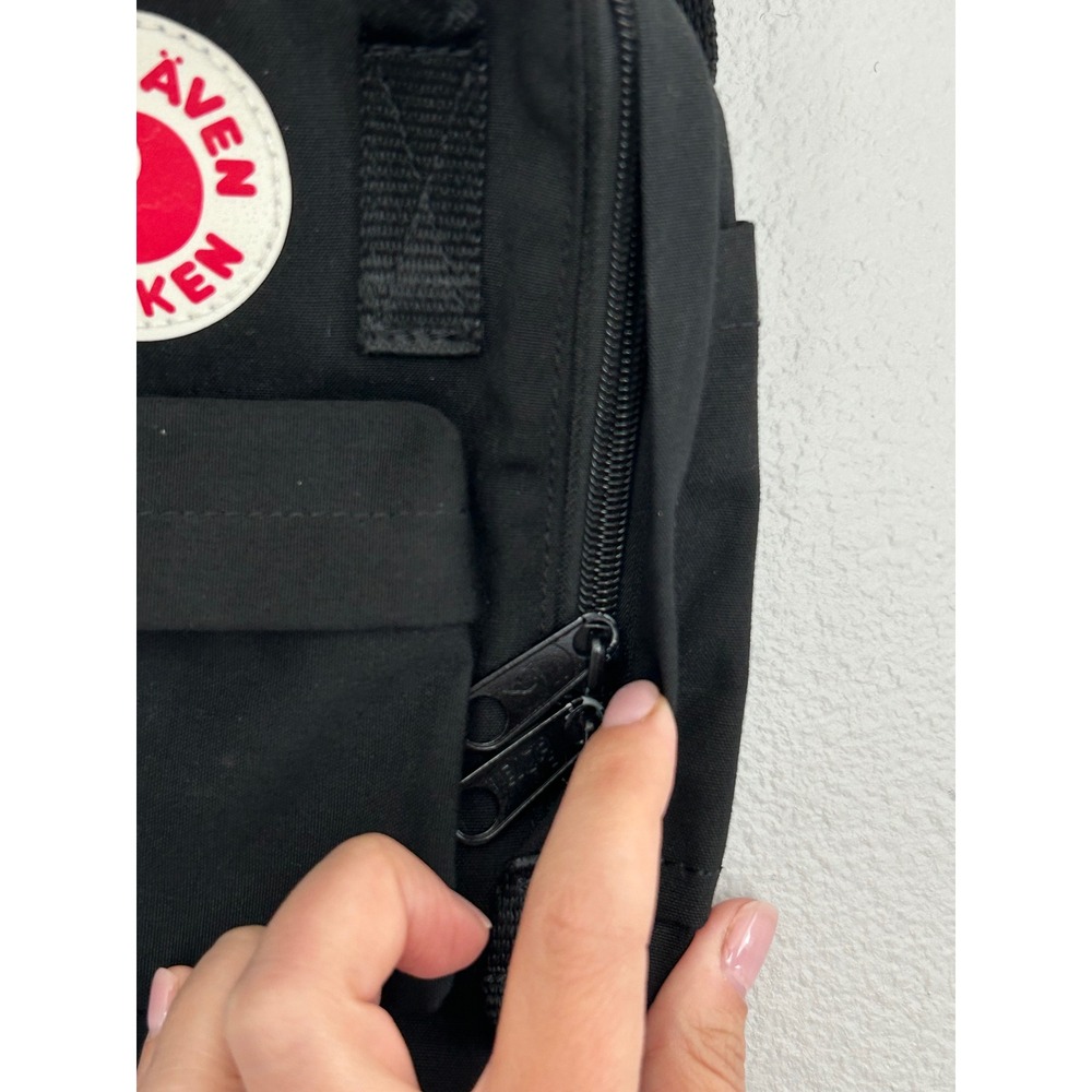 Fjallraven Kanken Black Mini sling Crossbody Shoulder Bag Convertible
Gorpcore - Picture 4 of 11